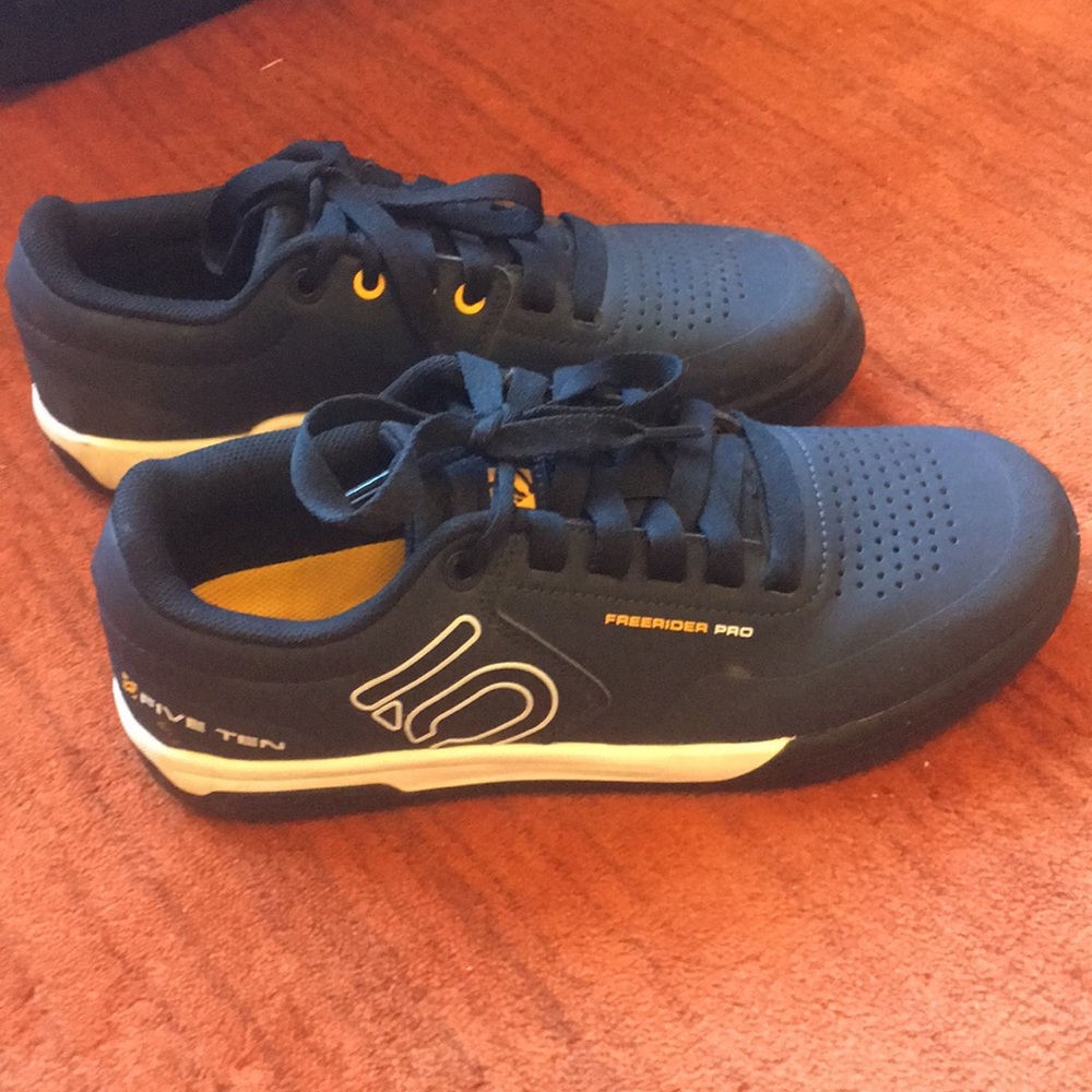 Five ten mountain biking shoes men’s 9